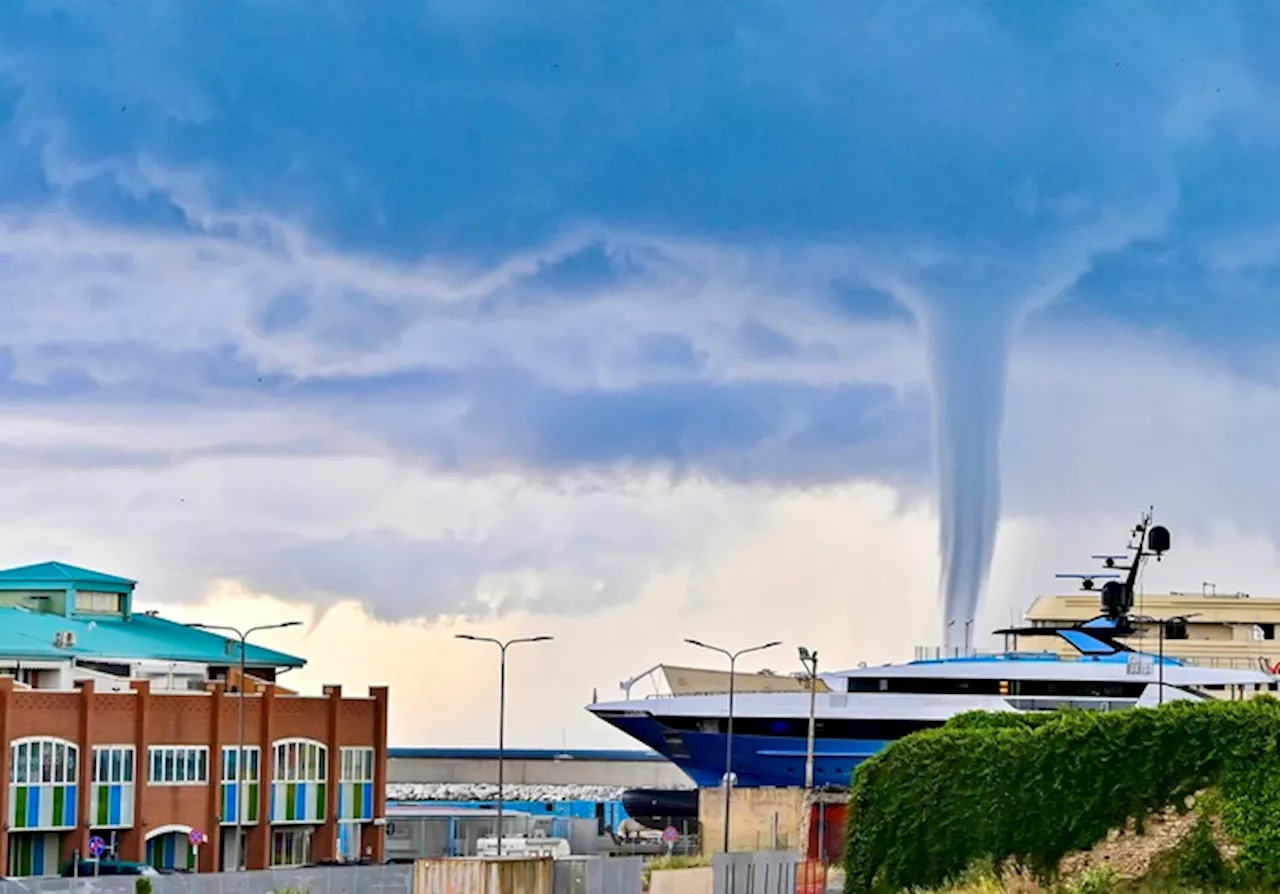 Livorno, tromba marina in rada a poche miglia dalla costa