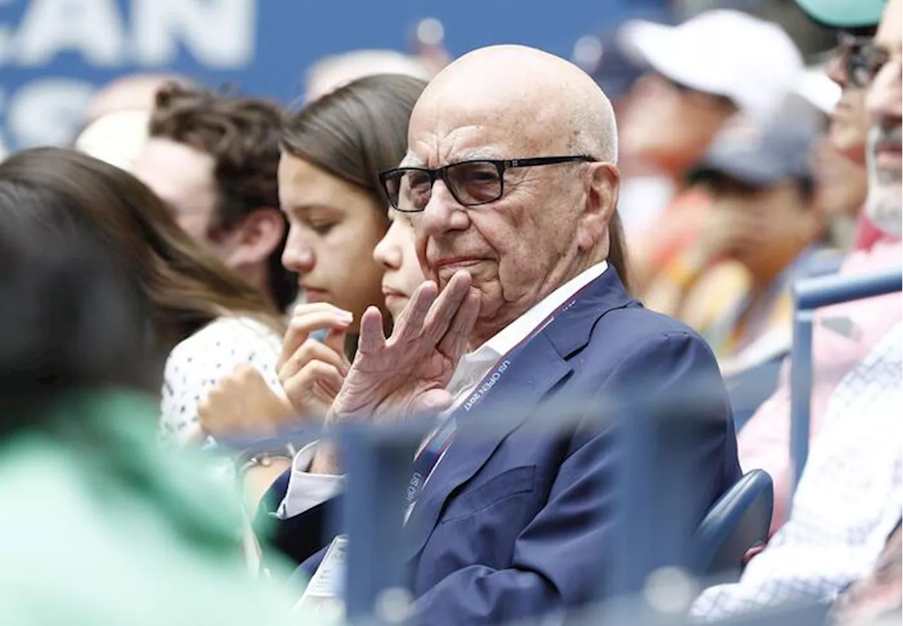 Murdoch sposo con le sneaker, la scelta fa discutere