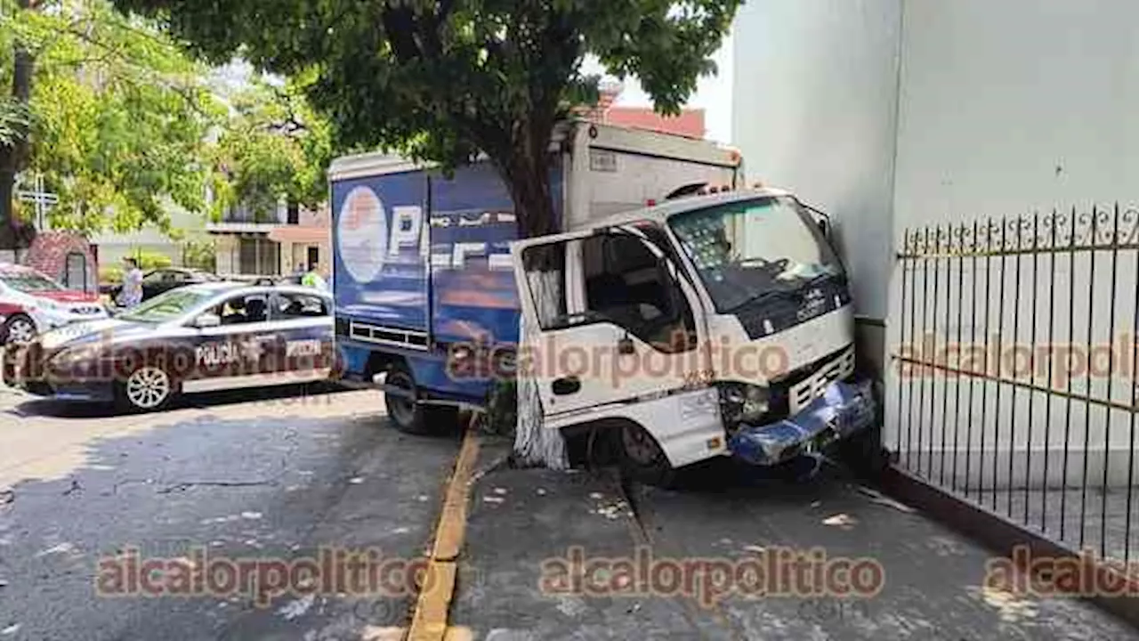 Camión de Pepsi se fue contra iglesia, en San Andrés Tuxtla