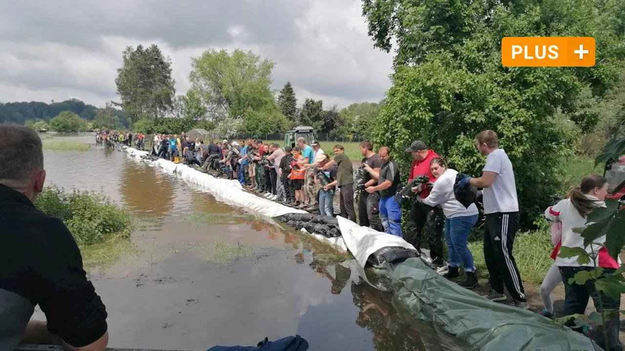 Hand in Hand retten die Westendorfer ihren Ort vor der Überschwemmung