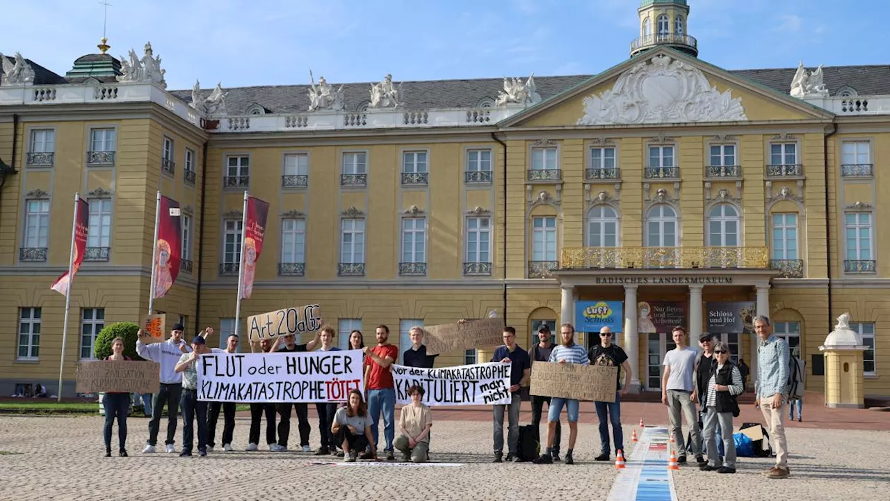 Letzte Generation vorm Karlsruher Schloss: 'Es sterben Leute und die Politik unternimmt nichts'