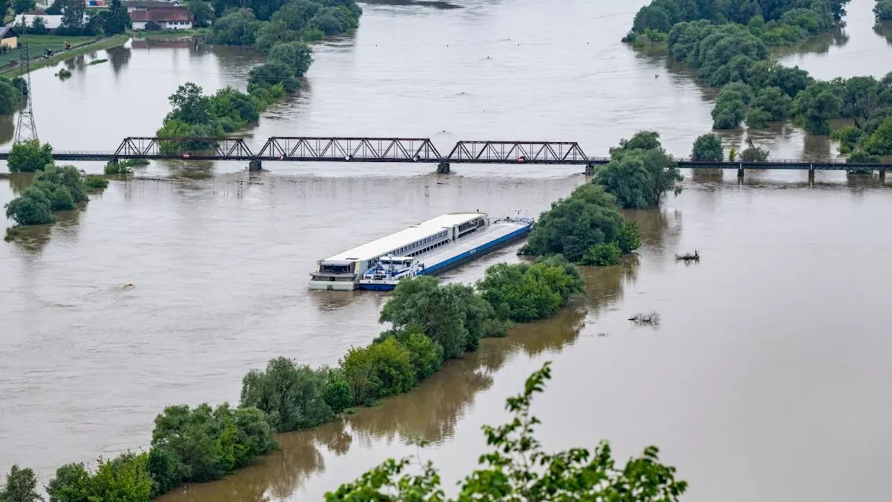 Mit Badeanzug: Frau geht im Hochwasser schwimmen