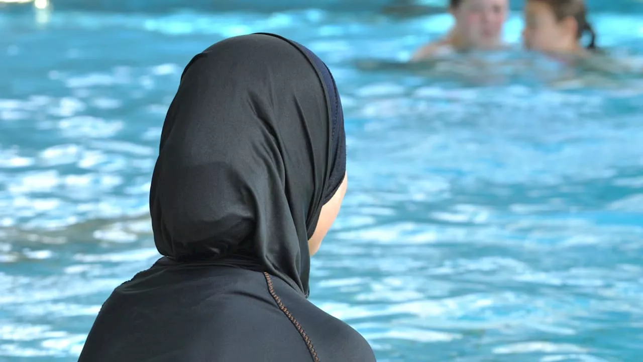 Münchner Polizei ermittelt – Badegast (83) beleidigt Frau mit Burkini