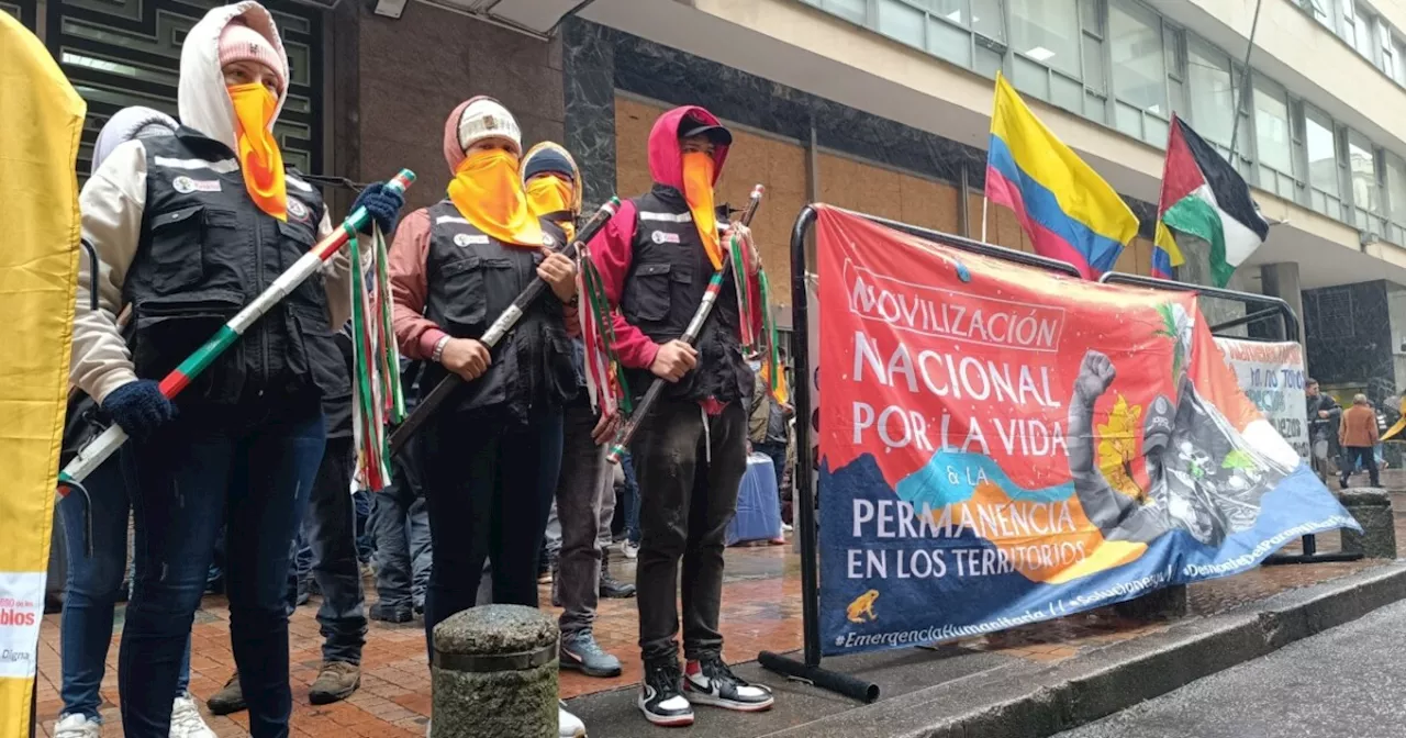 Indígenas protestan en sede del Ministerio del Interior en Bogotá