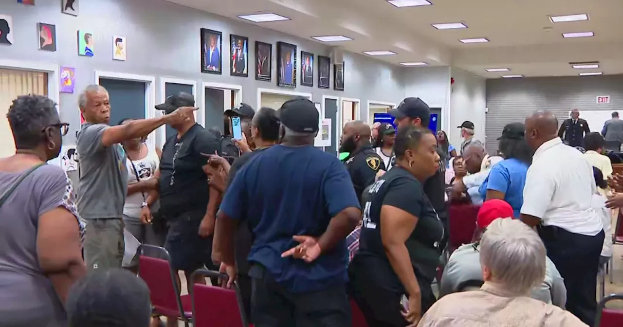 Chaos breaks out at Dolton, Illinois village board meeting with mayor under fire