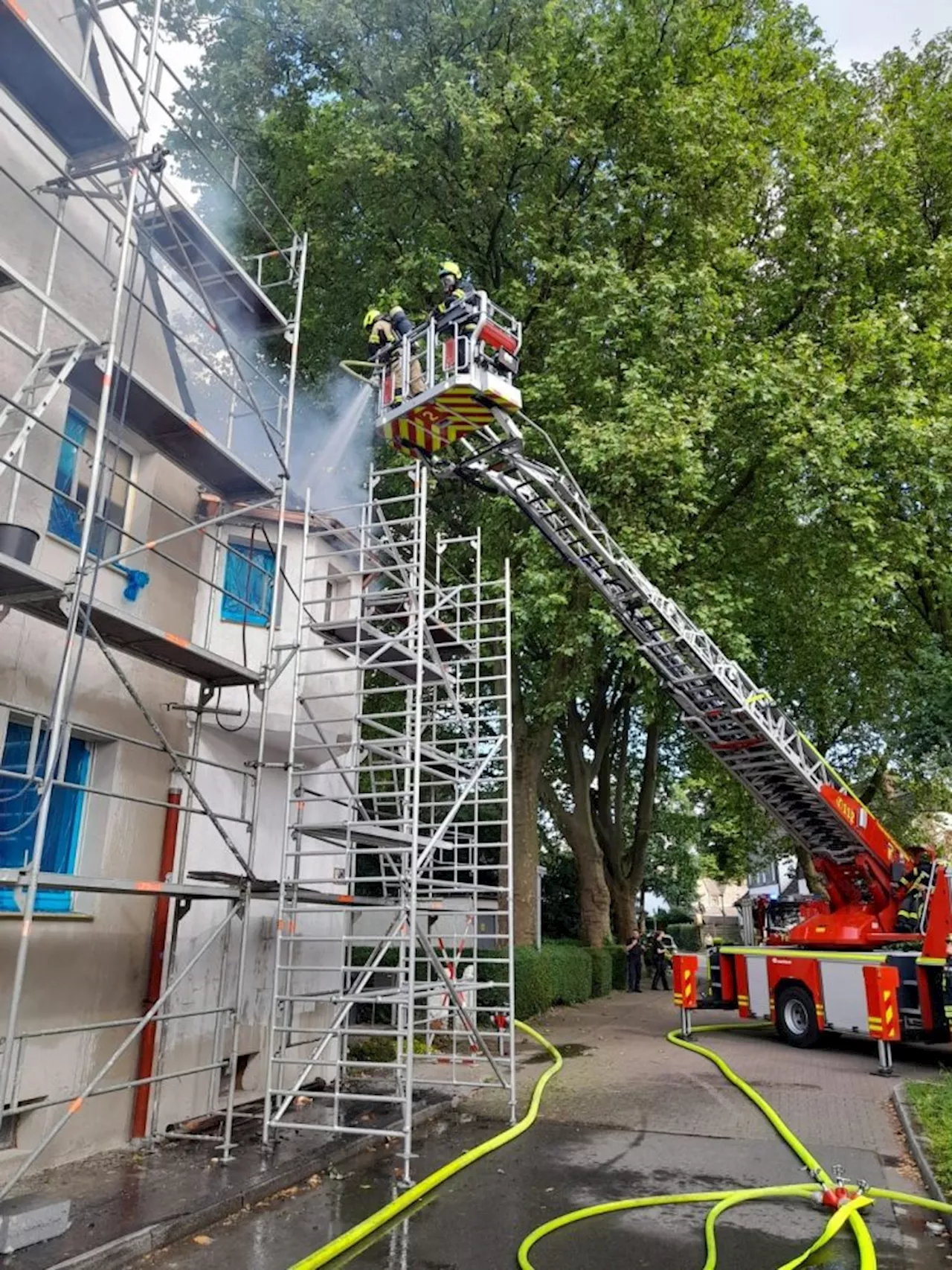 Feuerwehr Gelsenkirchen löscht Dachstuhlbrand in Gelsenkirchen-Erle