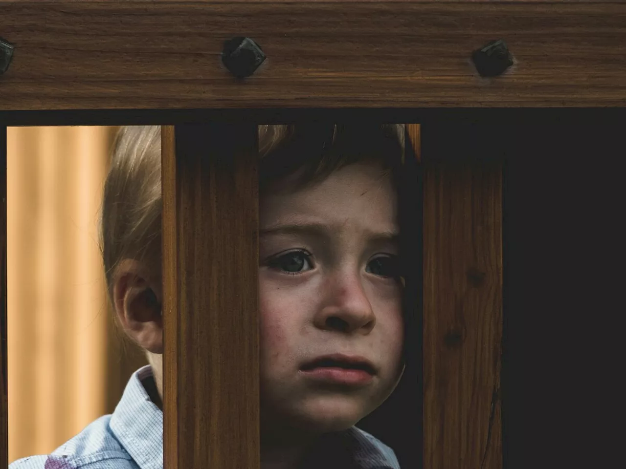 Paris : trois très jeunes enfants livrés à eux-même, un geste déchirant de celui de 2 ans donne l’alerte