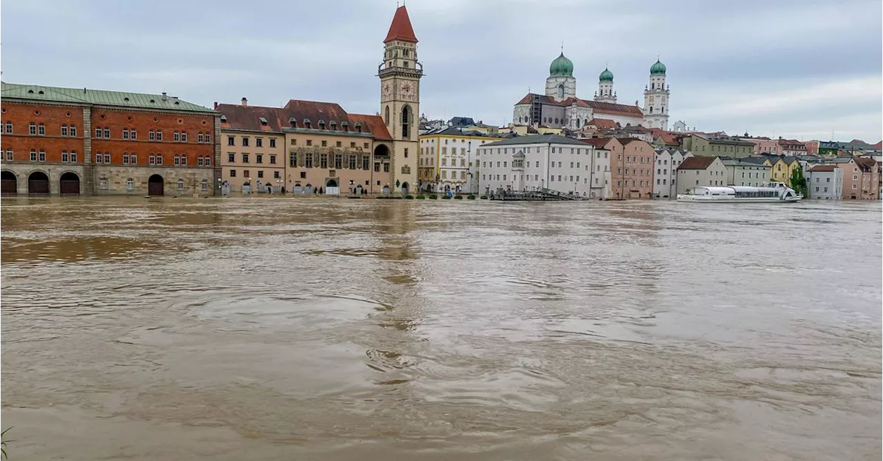 Hochwasser in Süddeutschland: Frau harrt zwei Tage auf Baum aus