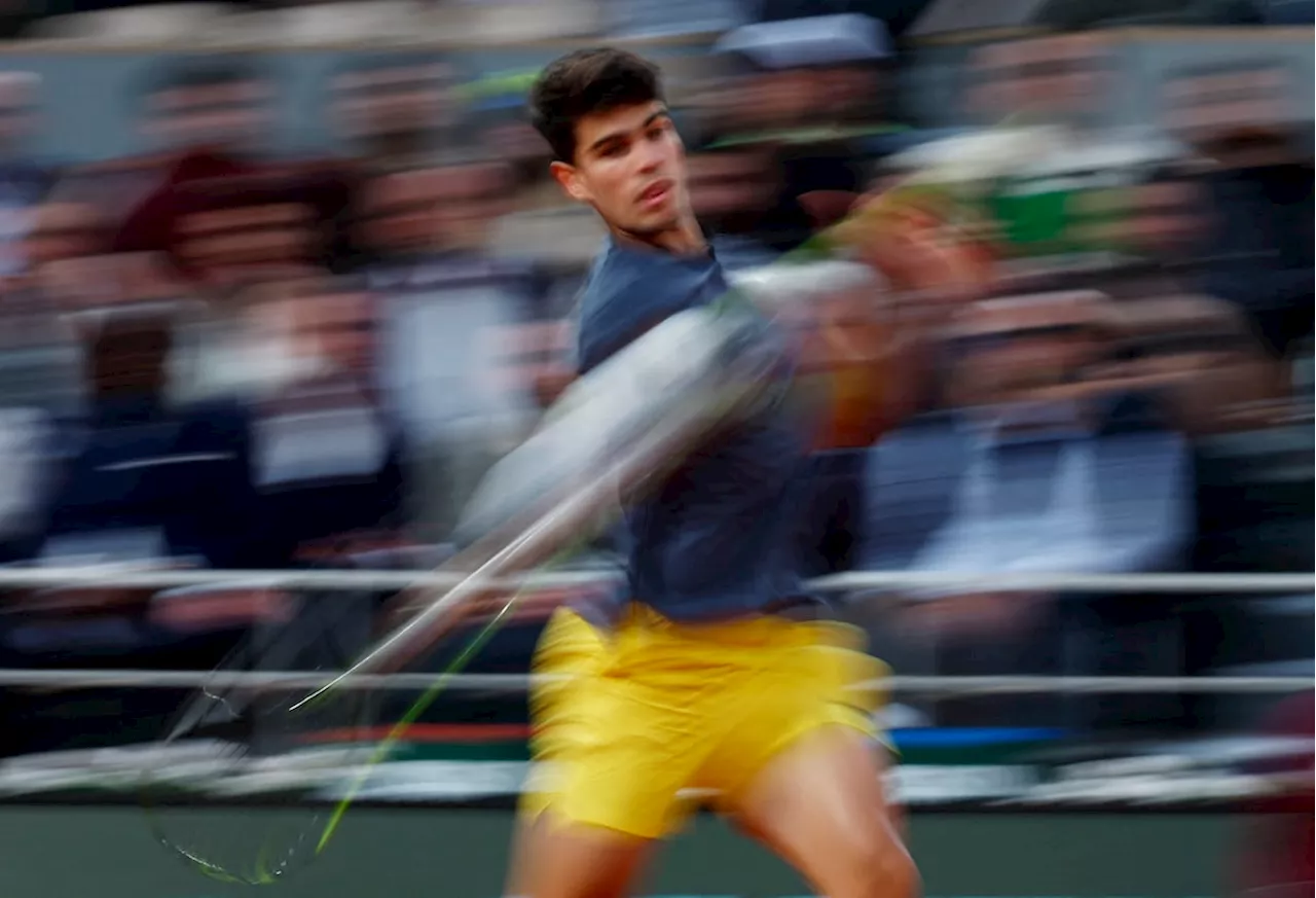 Alcaraz funde a Tsitsipas y alcanza las semifinales del Roland Garros