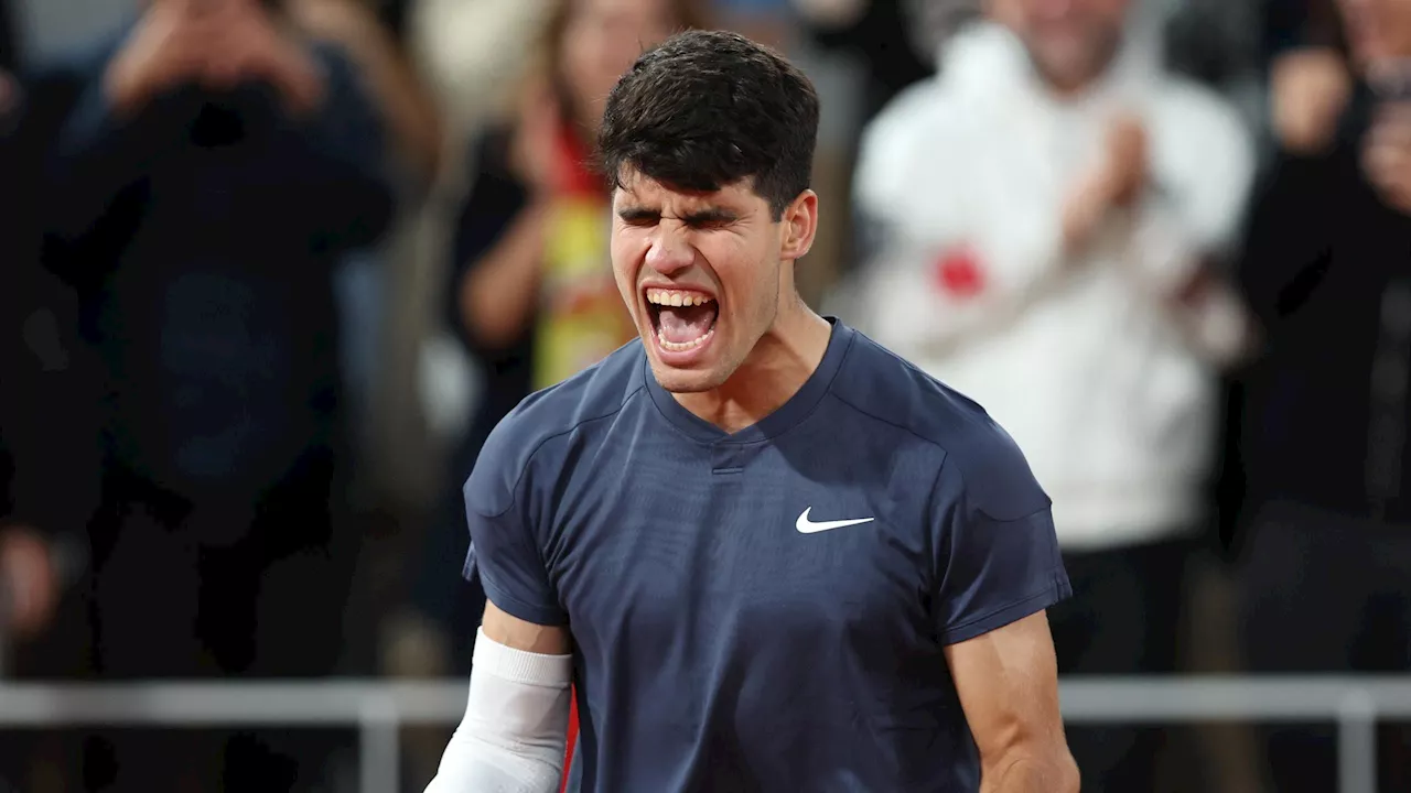 Carlos Alcaraz domine Stefanos Tsitsipas en 3 sets (6-3, 7-6, 6-4) et rejoint Jannik Sinner en demi-finale