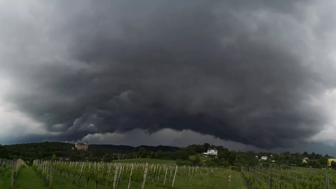 Heftiges Unwetter wütet jetzt vor den Toren Wiens