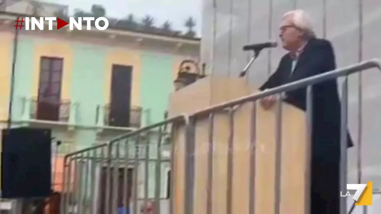 Vittorio Sgarbi, il comizio solitario a Sulmona