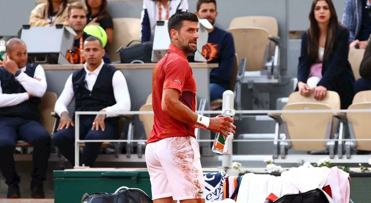 Djokovic e l'ipotesi ritiro dal Roland Garros, come sta dopo l'infortunio: «Non so se giocherò i quarti»