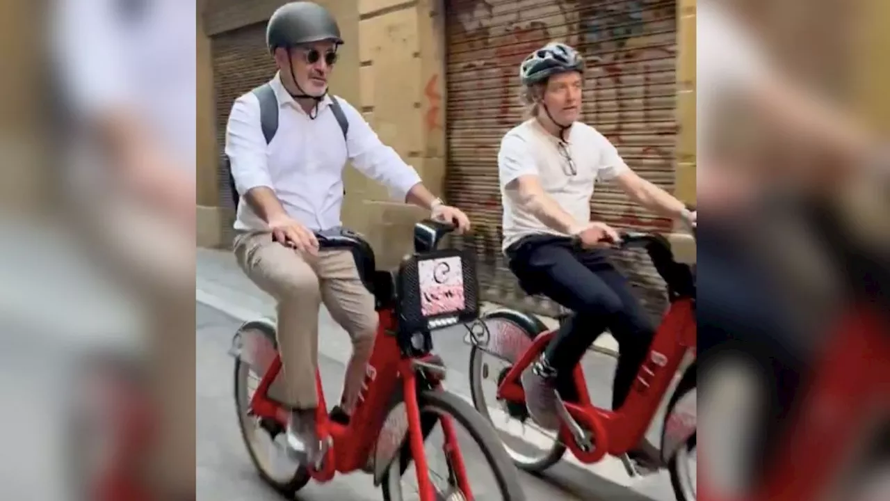 Críticas a Jaume Collboni por ir en bici por una calle prohibida en Barcelona