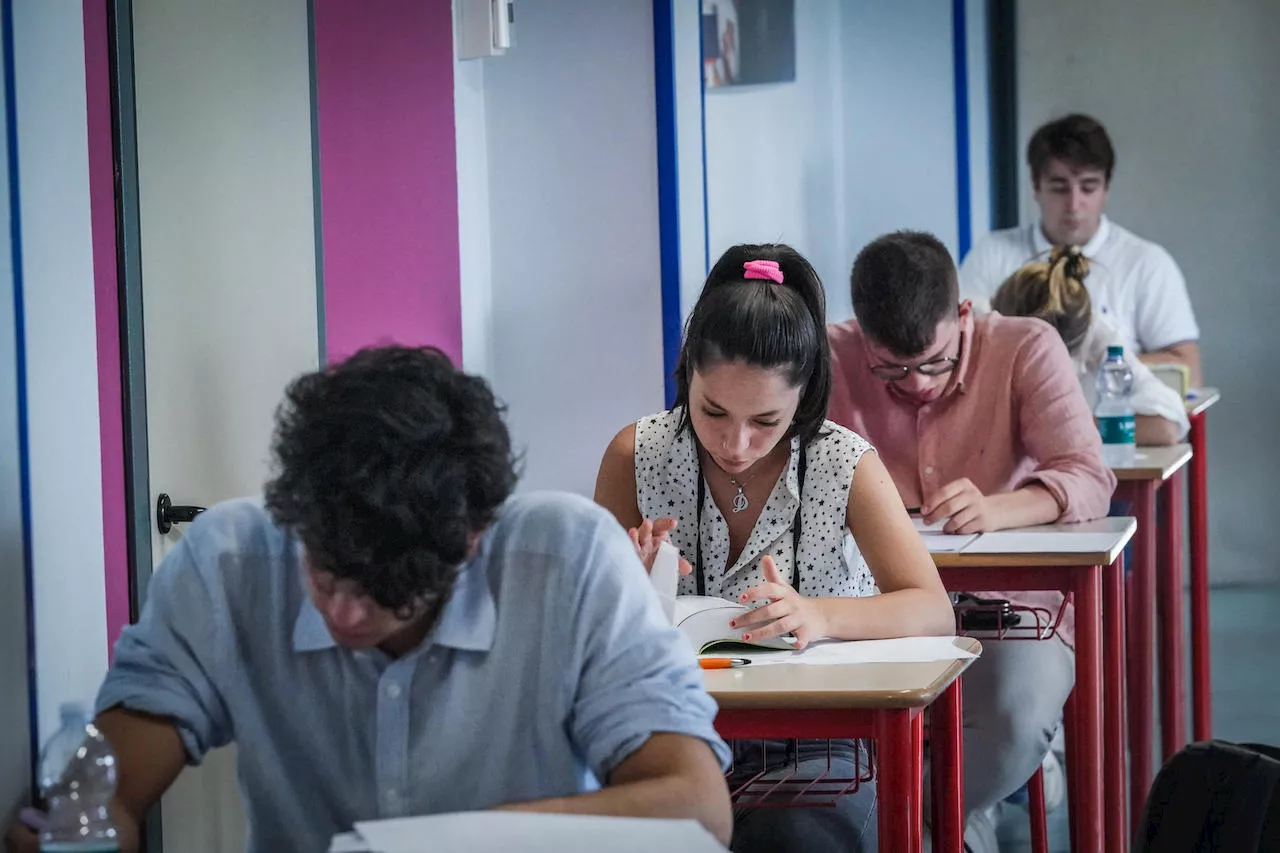 Maturità 2024, vietati smartphone e computer durante le prove: i rischi per gli studenti