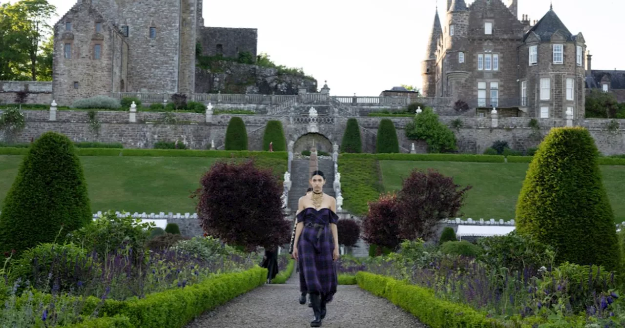 Non solo tartan, 5 motivi per amare la sfilata Dior Cruise 2025 in Scozia