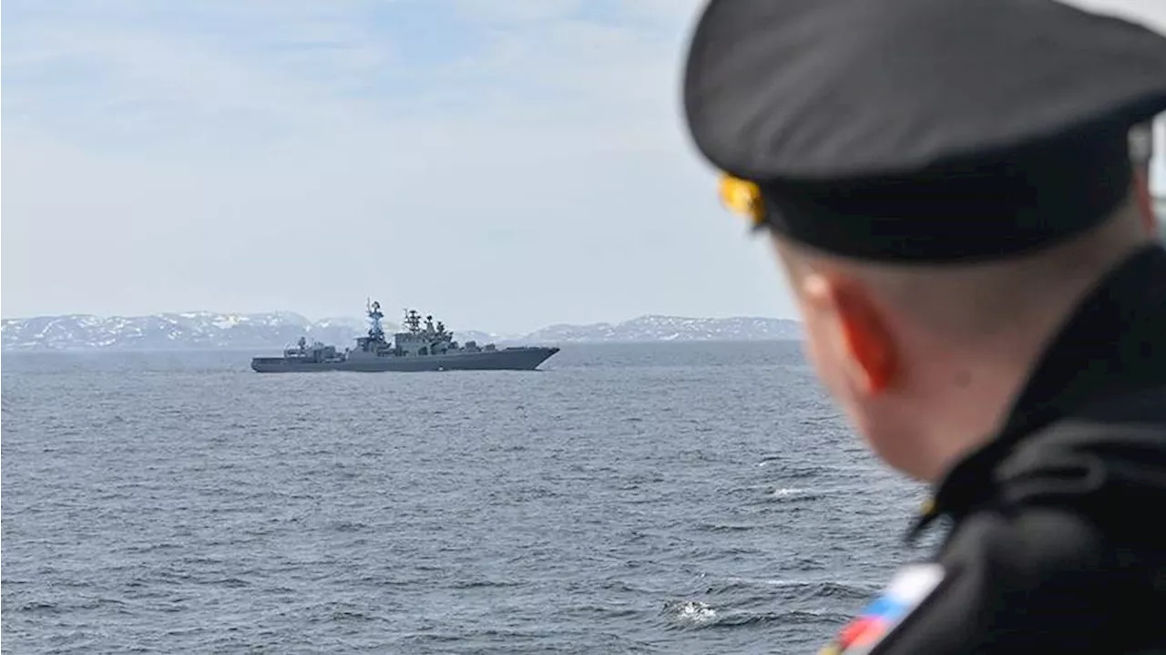 В Баренцевом море начались учения с двумя атомными подводными лодками РФ