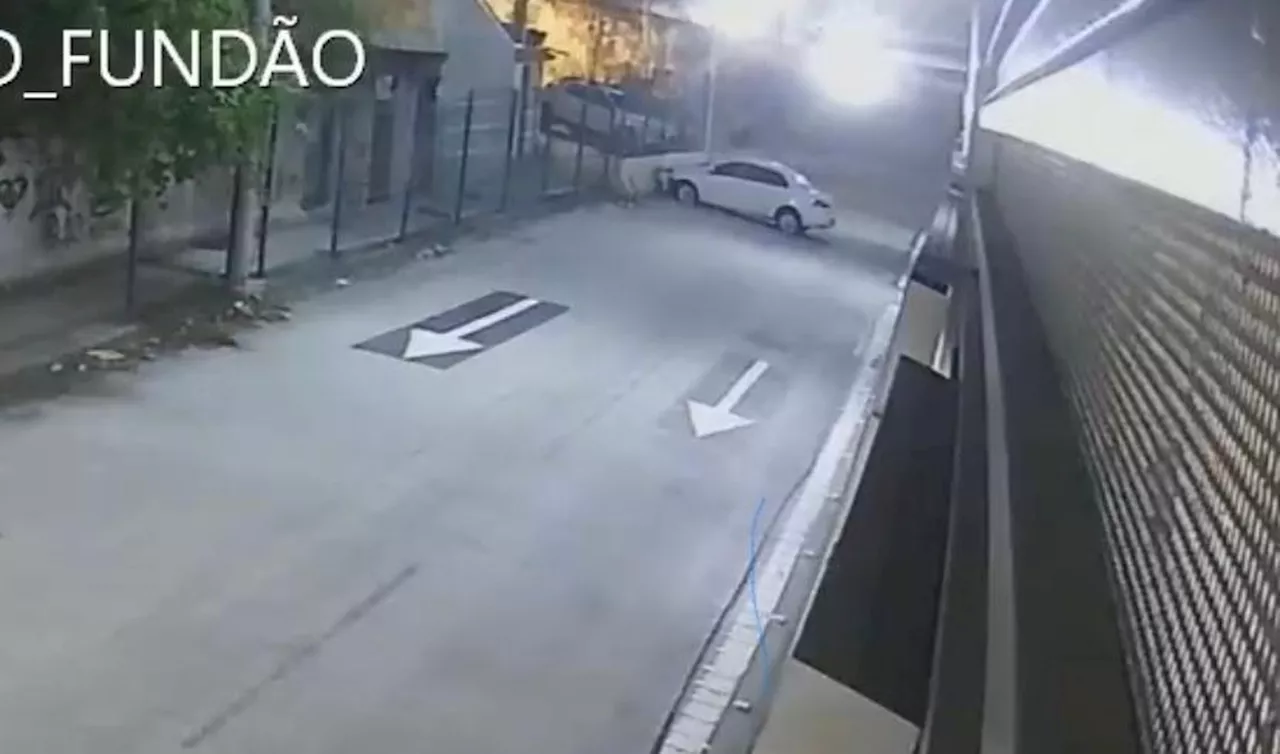 Homem morre em acidente após carro invadir calha do BRT em Ramos; veja vídeo