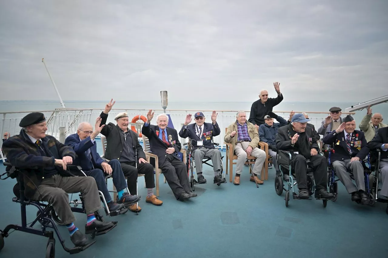 «Ce sont tous des héros», 80 ans après, des vétérans britanniques traversent la Manche sous les acclamations