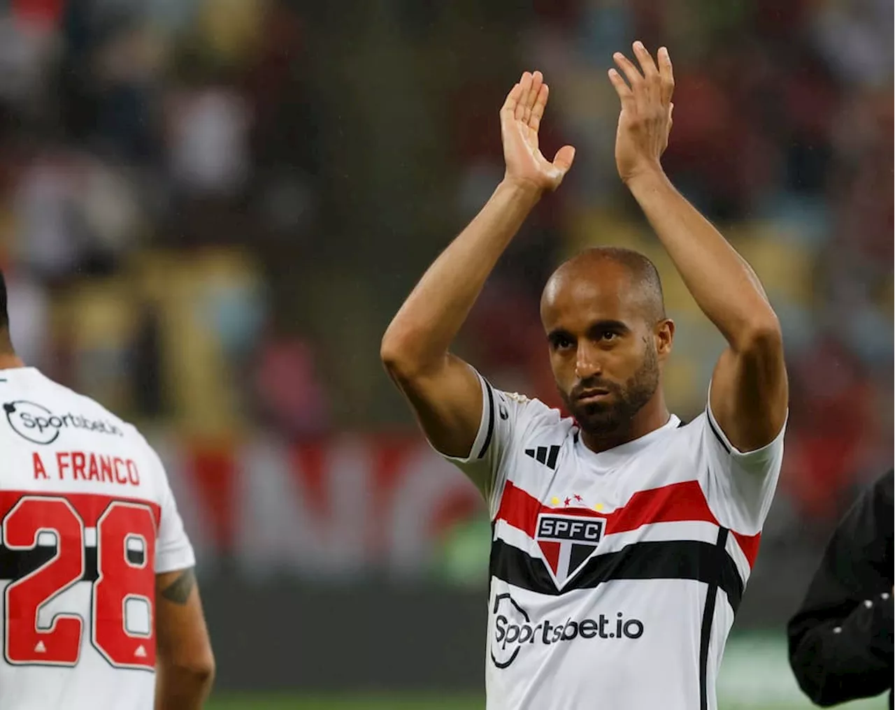 Destaque da base do São Paulo encontra Lucas Moura e traça plano sobre futuro