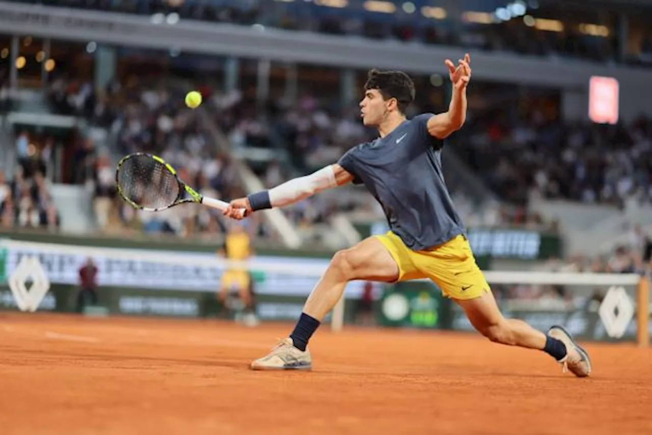 Carlos Alcaraz surclasse Stefanos Tsitsipas et rejoint Jannik Sinner en demi-finales de Roland-Garros