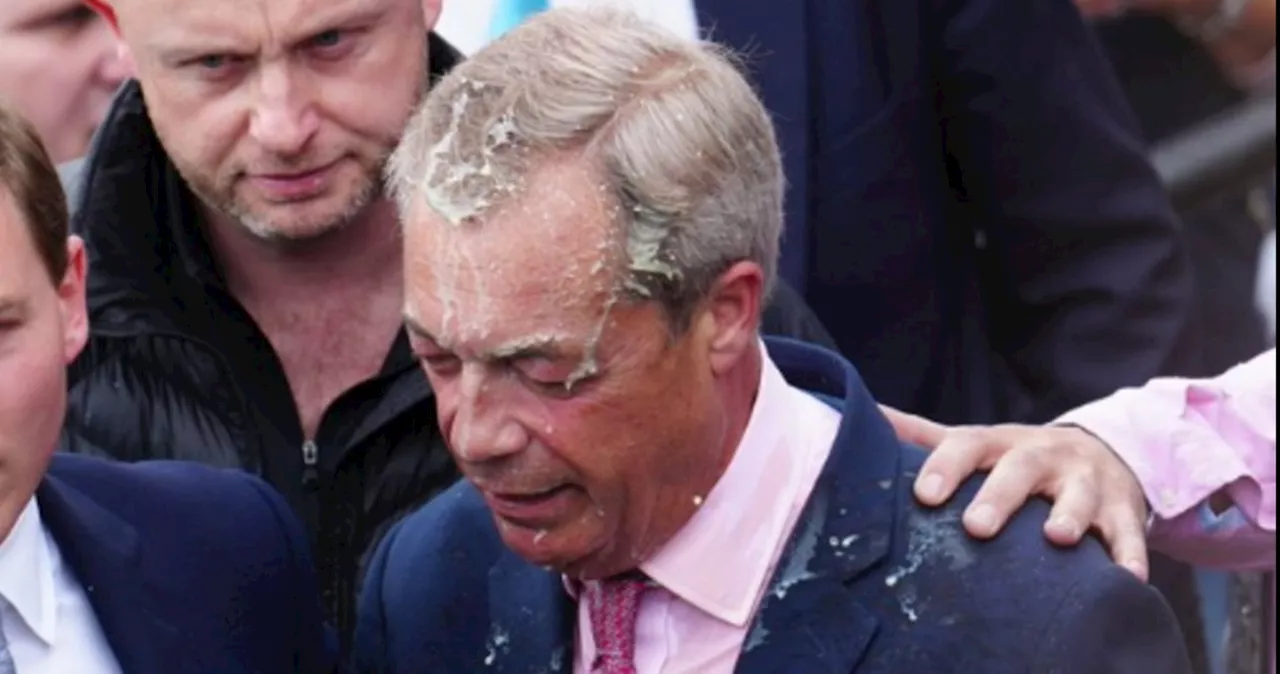 Nigel Farage aggredito, il lancio del frappè (e la sua strepitosa risposta)