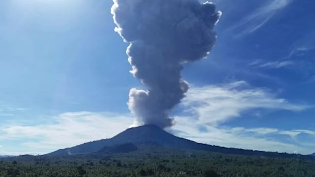 Kilatan Petir Abu Vukanik Muncul Saat Gunung Ibu Kembali Erupsi