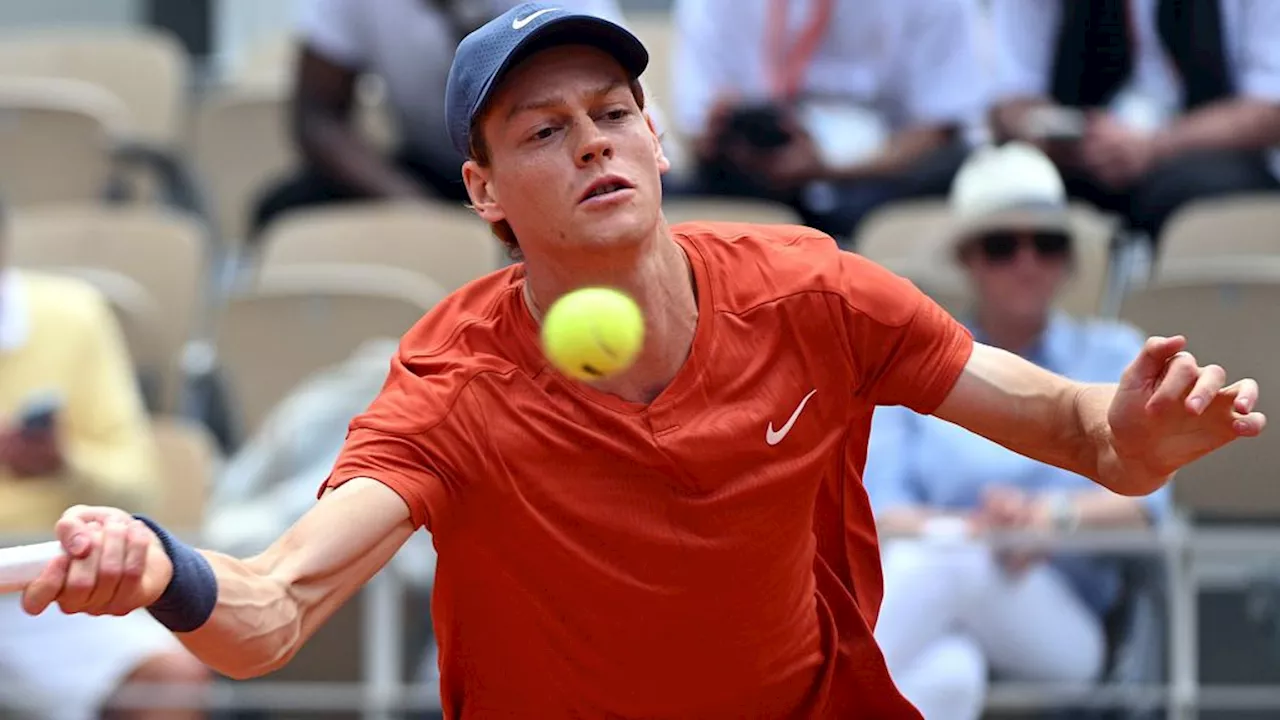 Sinner bereikt halve finales Roland Garros, is nieuwe nummer één en treft Alcaraz