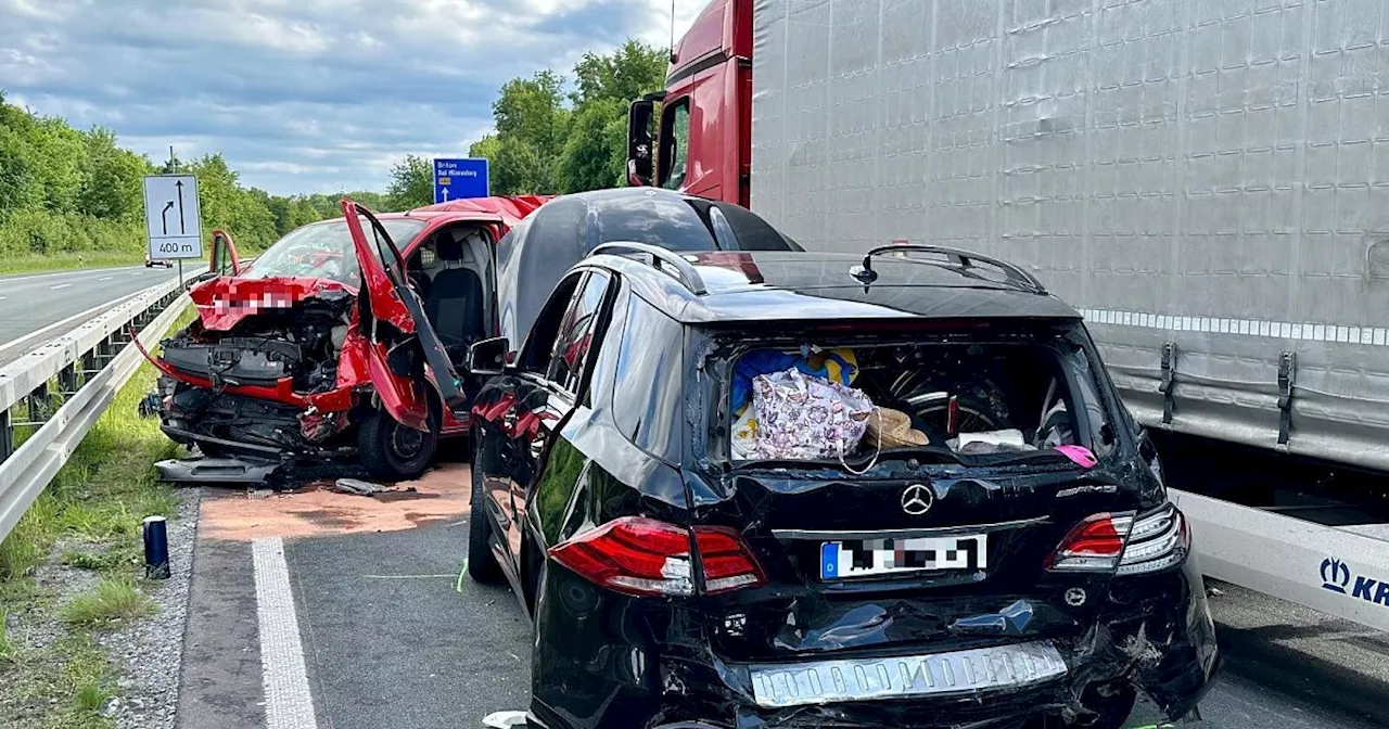 Lkw fährt auf der A33 bei Borchen auf Autos im Rückstau auf - tätlicher Angriff auf Feuerwehrmann