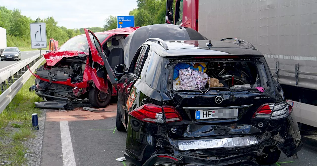 Lkw fährt auf der A33 bei Borchen auf Autos im Rückstau auf – Angriff auf Feuerwehrmann