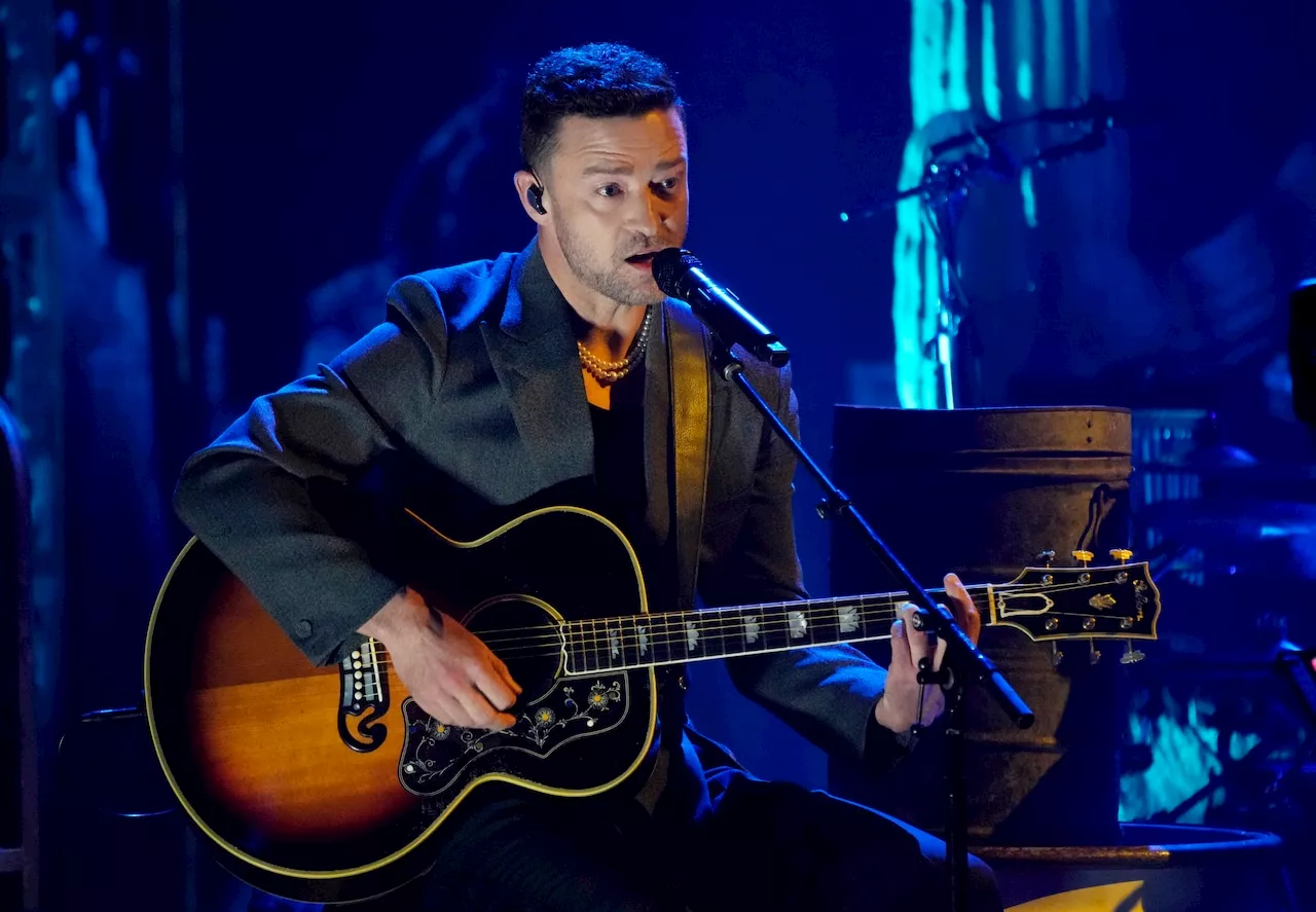 Justin Timberlake abruptly stops concert to help a fan