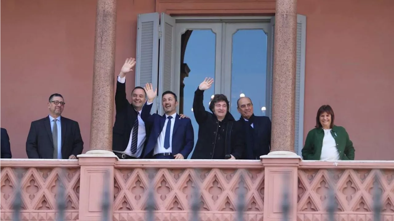 Milei presidió la reunión de Gabinete, salió al balcón de la Rosada y saludó a chicos en Plaza de Mayo