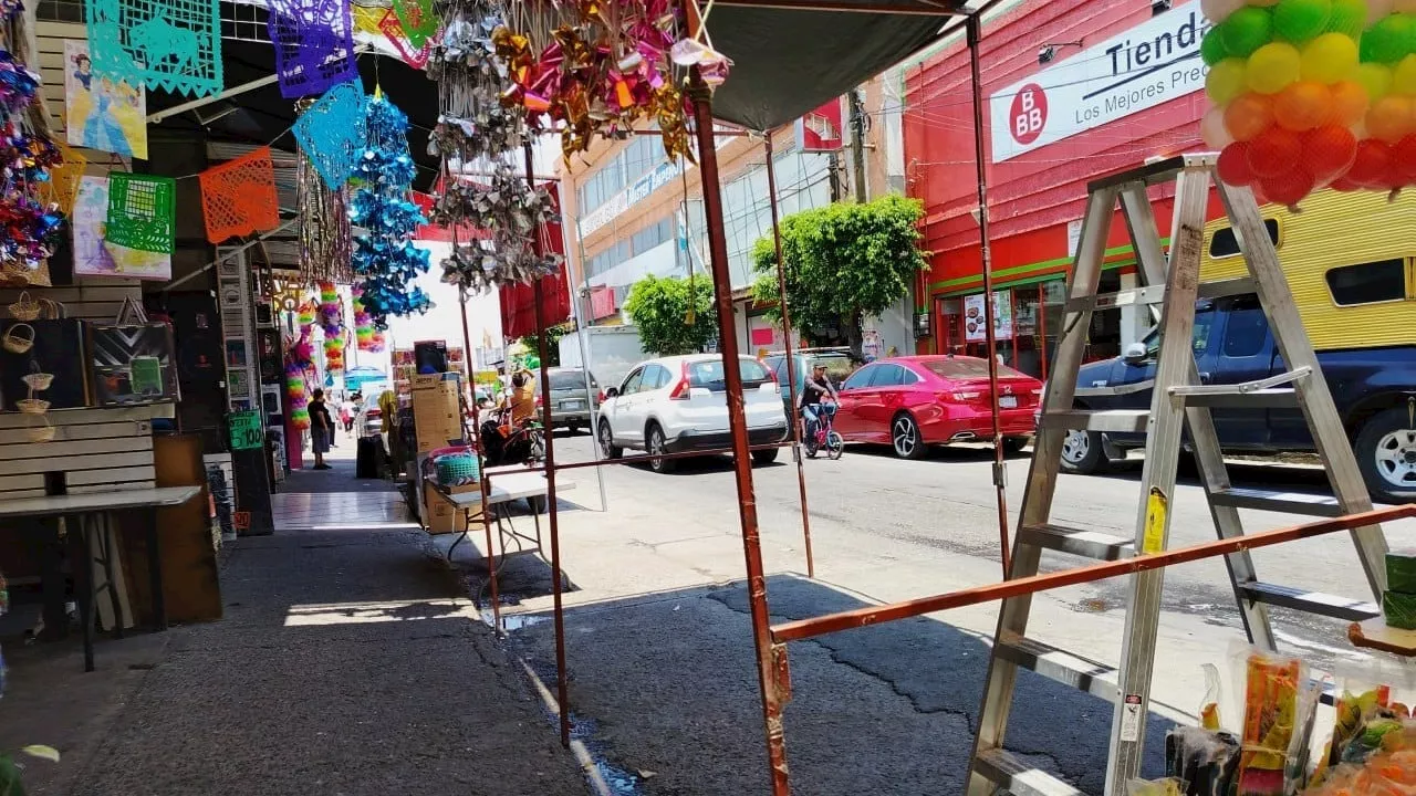 Comerciantes se adueñan hasta del arroyo vehícular alrededor de la Central en Celaya