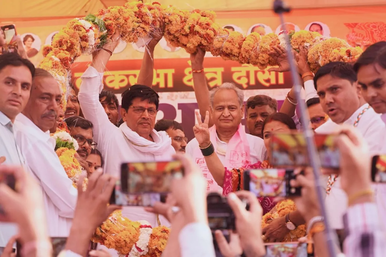 राजस्थान की इस लोकसभा सीट पर कांग्रेस की जीत तय! कांग्रेस प्रत्याशी की मौजूदगी में जश्न मना रहे कांग्रेसी