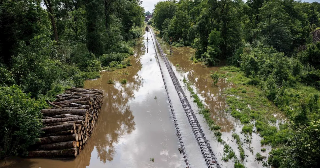 Hochwasser in Süddeutschland: Suche nach Feuerwehrmann geht weiter​