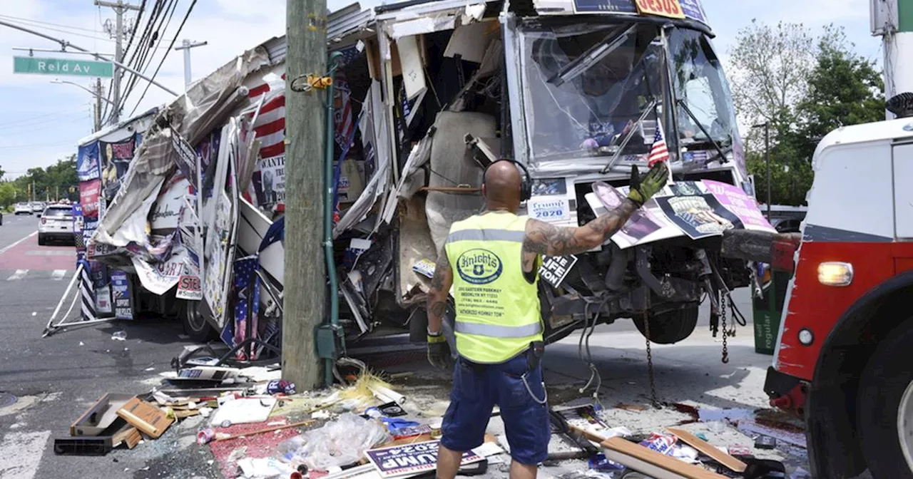 New York: Fanbus von Donald Trump bei Unfall zerstört