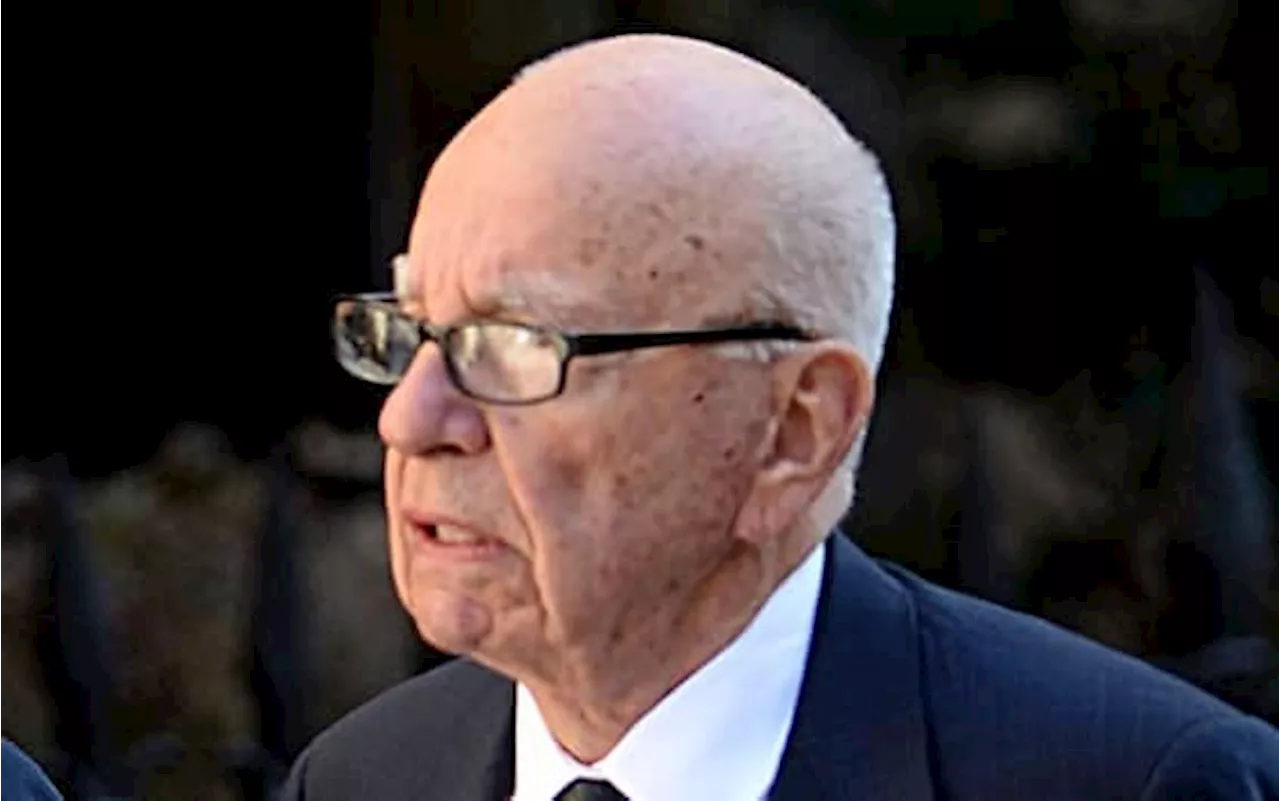 Rupert Murdoch si risposa a 93 anni in sneakers, lo stile che divide