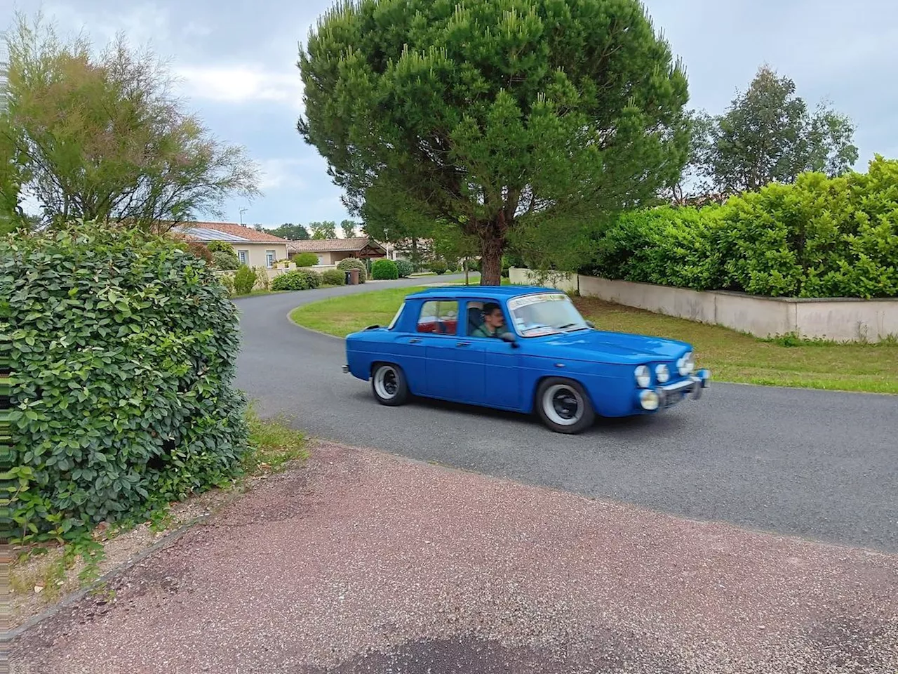 À Saint-Loubès, 32 équipages font étape au rallye des vieilles loubésiennes