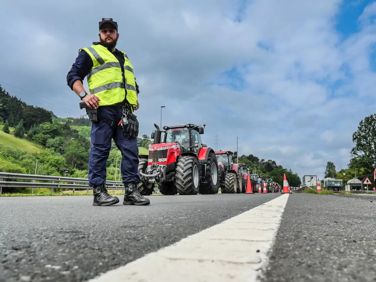 Crise agricole : les agriculteurs français et espagnols ont libéré le péage de Biriatou