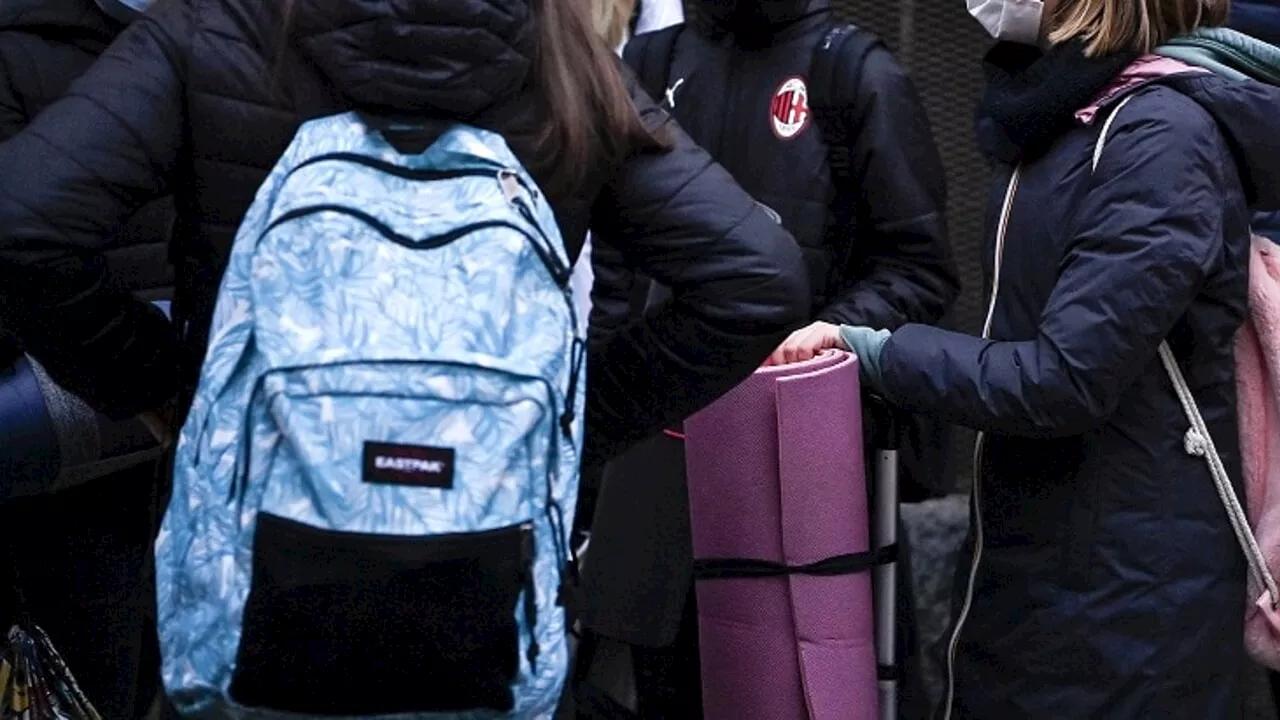 Bambine molestate a scuola: nei guai l'anziano vigilante