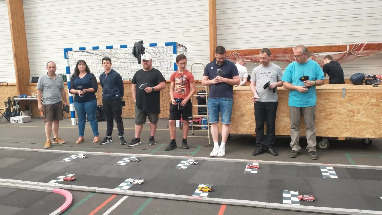 Ces pilotes se rassemblent dans le Calvados pour faire la course avec leurs (mini) bolides
