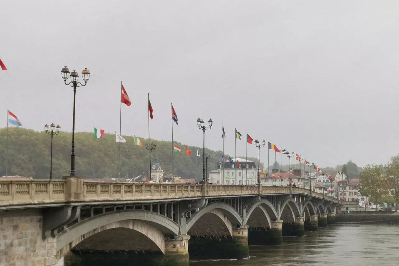 Pays Basque : Le drapeau Palestinien installé puis retiré sur le pont Saint-Esprit à Bayonne