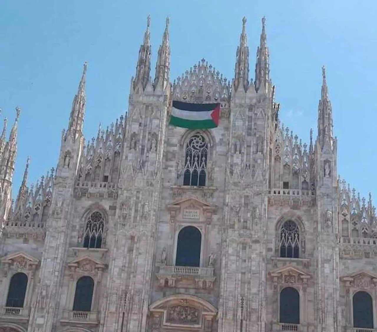 La bandiera della Palestina sulla facciata del Duomo