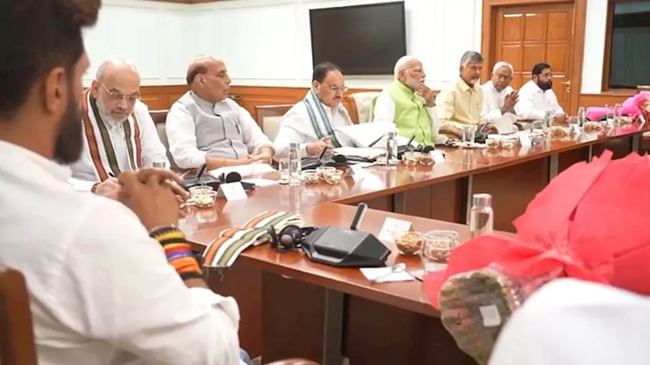 NDA Meeting in PHOTOS: सबसे अधिक सीटें जीते नायडू PM मोदी के बगल में बैठे, नीतीश उसके बाद; सरकार बनाने पर मंथन