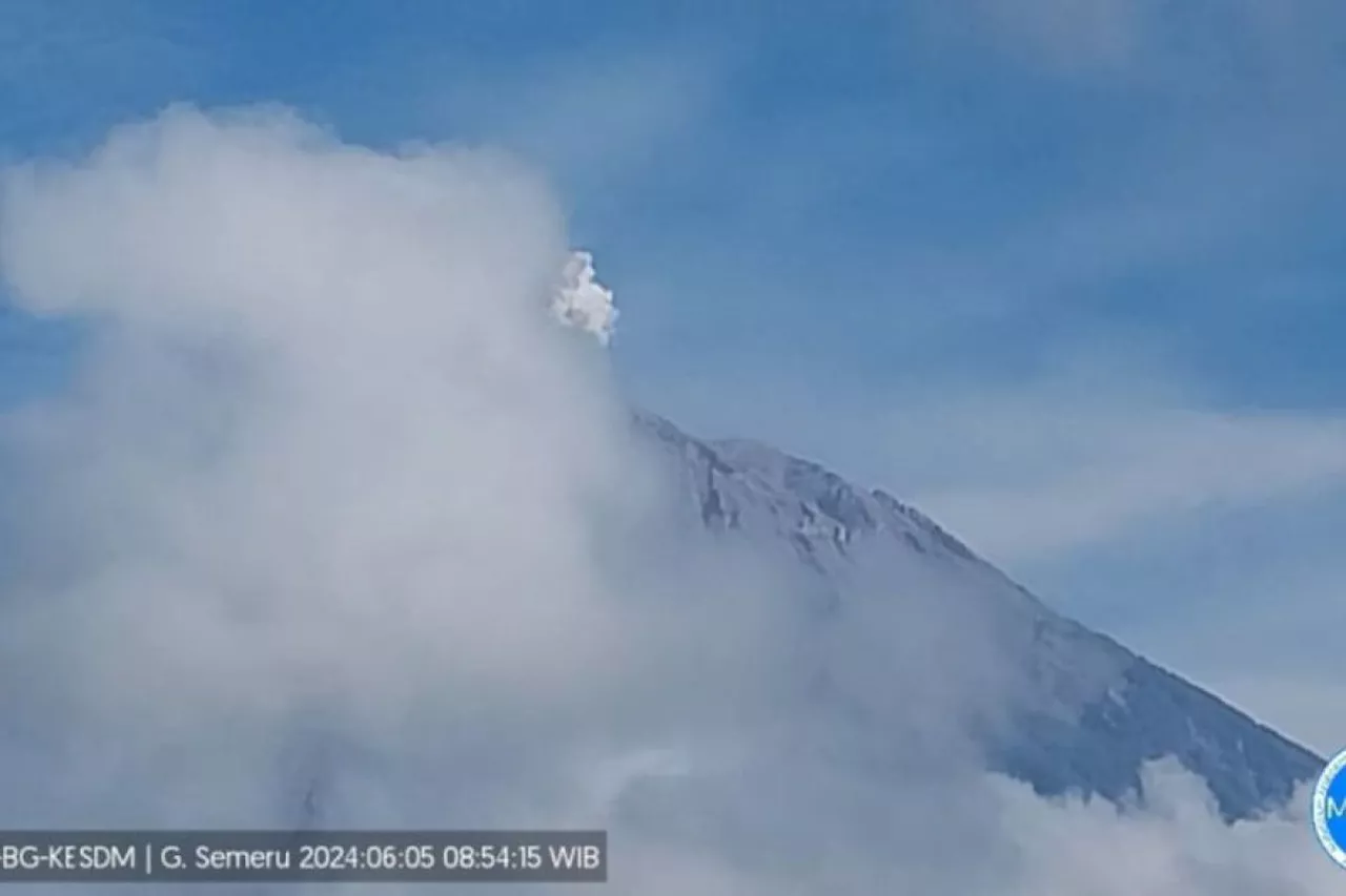 Gunung Semeru erupsi tiga kali dengan ketinggian letusan 600 meter