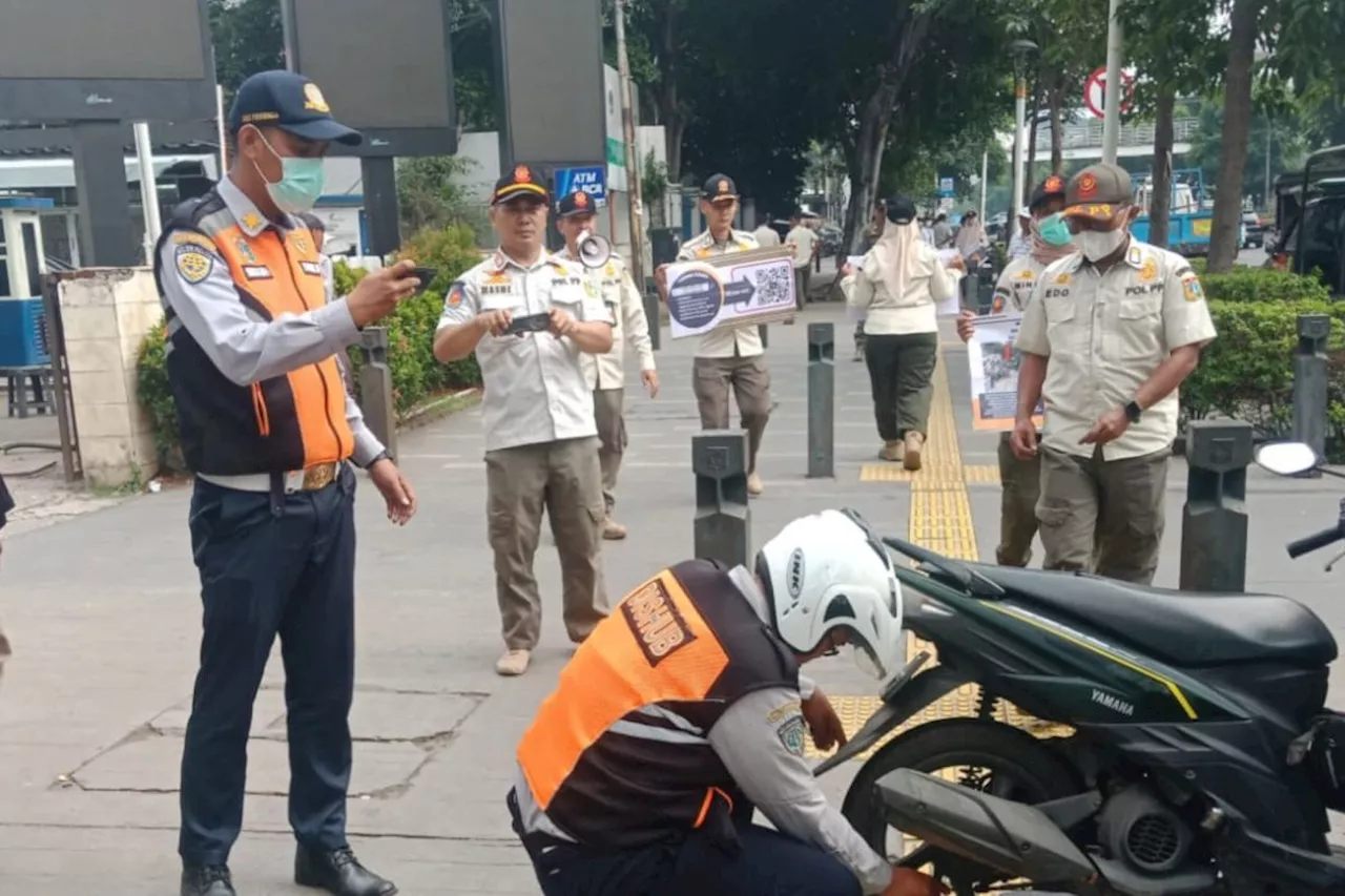 Pemkot Jakpus tertibkan PPKS dan PKL di trotoar Senen