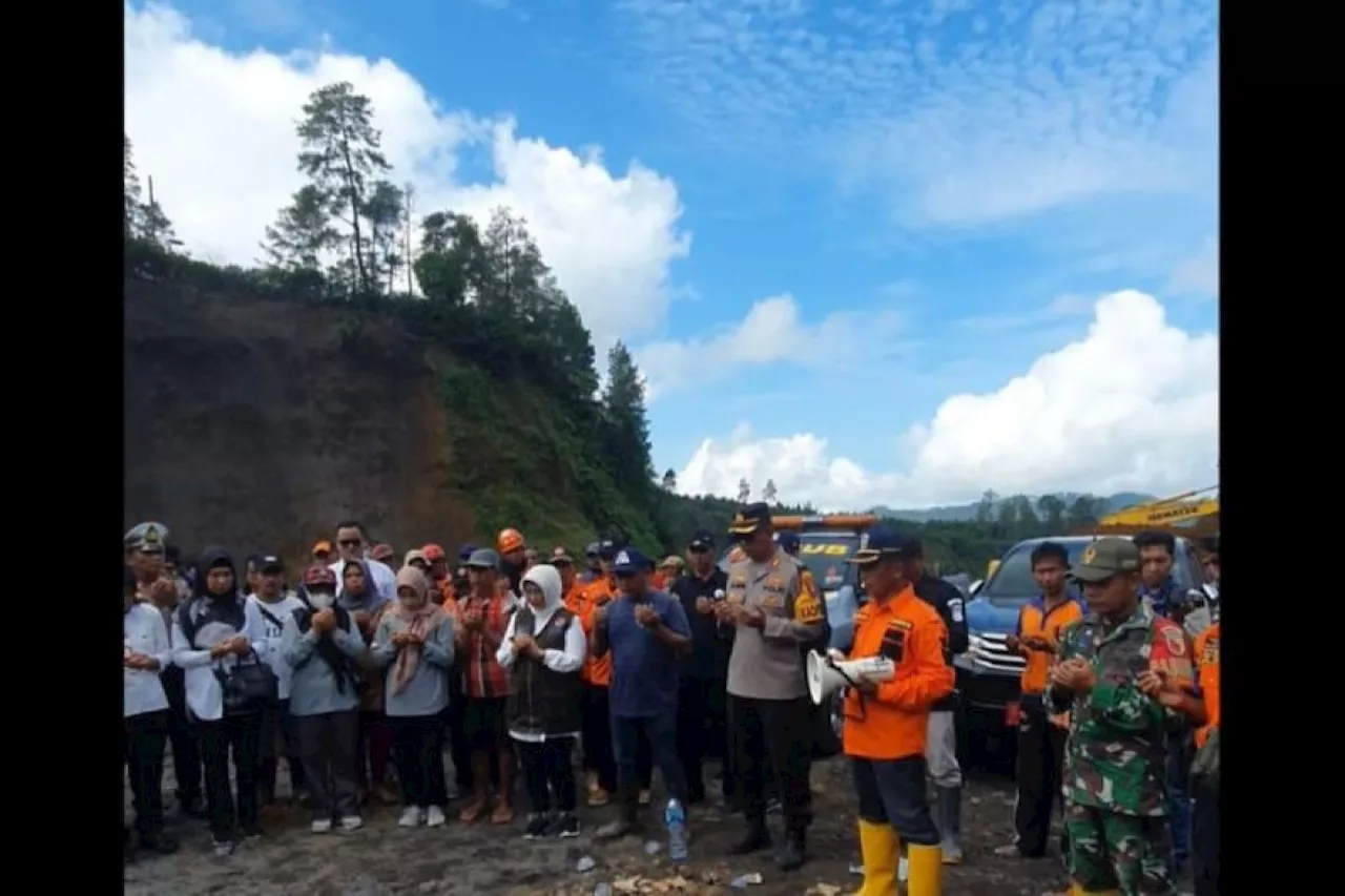 Pj Bupati Lumajang doa bersama di lokasi longsor Pronojiwo