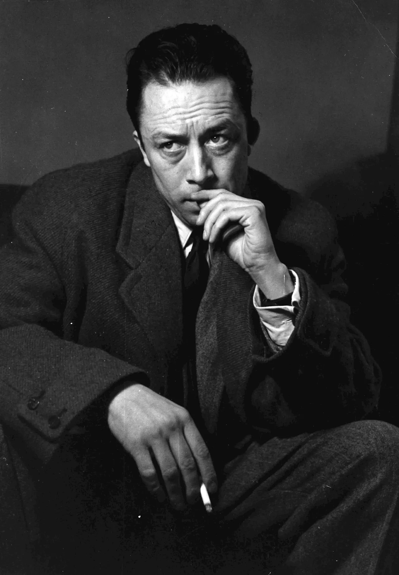 Manuscrito de 'O Estrangeiro', de Albert Camus, vendido em Paris por 656 mil euros