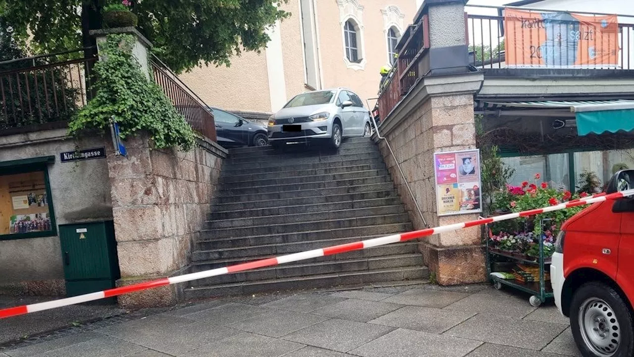 Oh mein Gott! Autofahrer hing auf Kirchenstiege fest