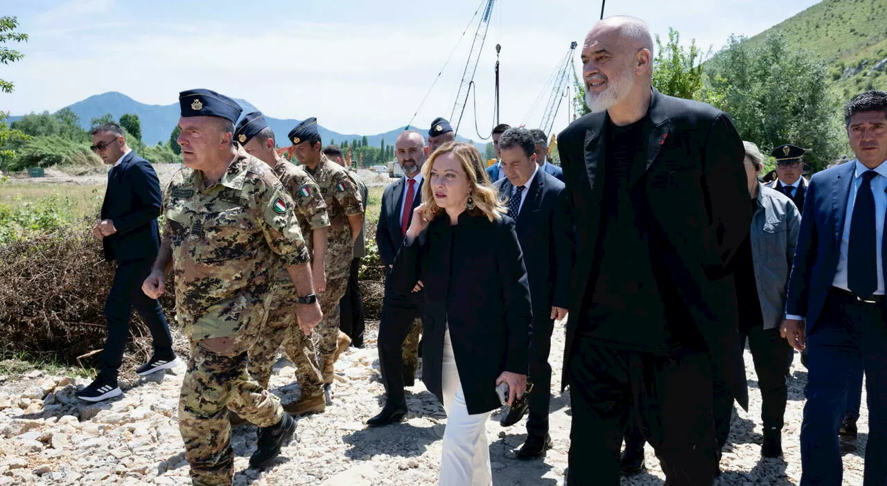 Meloni in Albania: «I due centri per i migranti operativi dal ​primo agosto 2024»